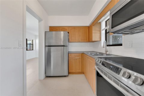 Снять в аренду виллу или дом в Халландейл-Бич, Флорида 1 спальня, 222.5м2, № 1998520 - фото 12