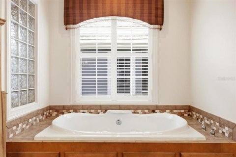 House in Windermere, Florida 4 bedrooms, 268.21 sq.m. № 2379119 - photo 23
