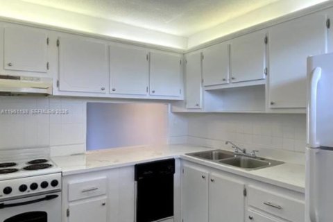 Снять в аренду кондоминиум в Лейк-Уорт, Флорида 2 спальни, 83.05м2, № 2024610 - фото 2