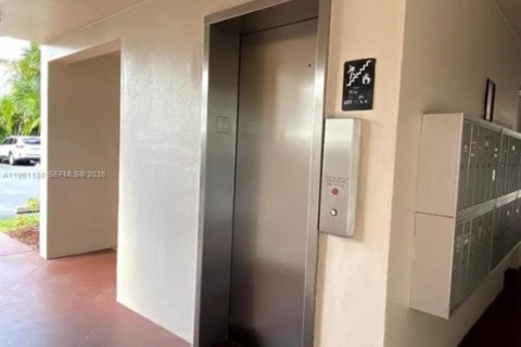 Снять в аренду кондоминиум в Лейк-Уорт, Флорида 2 спальни, 83.05м2, № 2024610 - фото 19