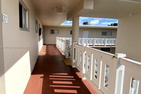 Снять в аренду кондоминиум в Лейк-Уорт, Флорида 2 спальни, 83.05м2, № 2024610 - фото 24