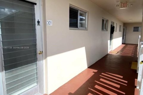 Снять в аренду кондоминиум в Лейк-Уорт, Флорида 2 спальни, 83.05м2, № 2024610 - фото 25