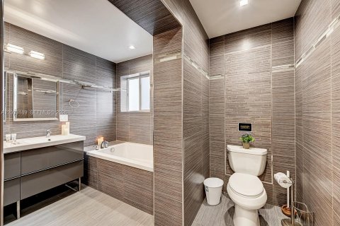 Casa en venta en Hollywood, Florida, 4 dormitorios, 196.95 m2 № 2066334 - foto 11
