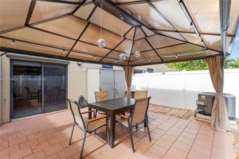 Townhouse in Hialeah, Florida 3 bedrooms, 137.77 sq.m. № 2041260 - photo 28