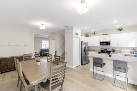 Townhouse in Hialeah, Florida 3 bedrooms, 137.77 sq.m. № 2041260