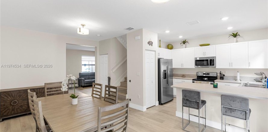 Townhouse in Hialeah, Florida 3 bedrooms, 137.77 sq.m. № 2041260