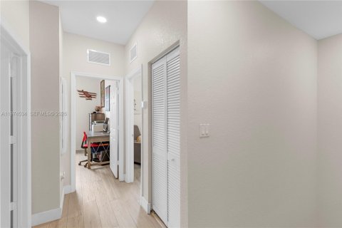 Townhouse in Hialeah, Florida 3 bedrooms, 137.77 sq.m. № 2041260 - photo 12