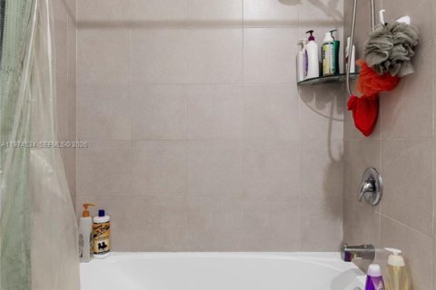 Townhouse in Hialeah, Florida 3 bedrooms, 137.77 sq.m. № 2041260 - photo 20