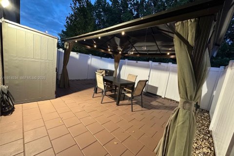 Townhouse in Hialeah, Florida 3 bedrooms, 137.77 sq.m. № 2041260 - photo 29