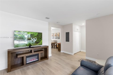 Townhouse in Hialeah, Florida 3 bedrooms, 137.77 sq.m. № 2041260 - photo 3