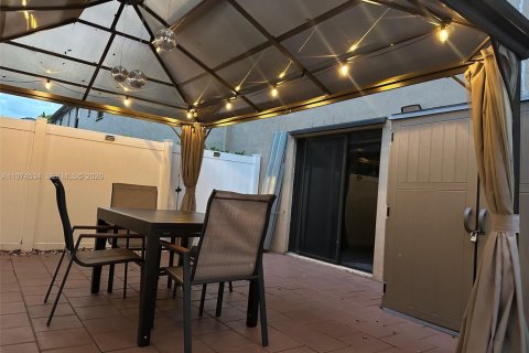 Townhouse in Hialeah, Florida 3 bedrooms, 137.77 sq.m. № 2041260 - photo 30