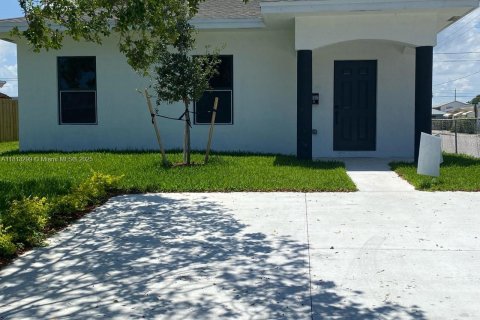 House in Lake Worth, Florida 3 bedrooms, 214.6 sq.m. № 1983454