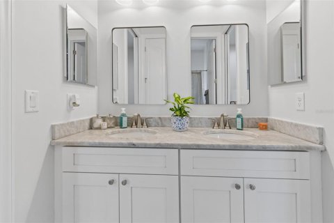 Casa en venta en Tampa, Florida, 5 dormitorios, 309.55 m2 № 2157647 - foto 16