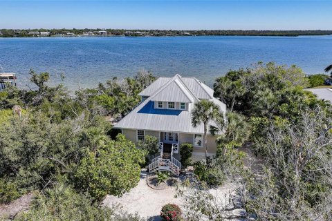 House in Englewood, Florida 3 bedrooms, 205.22 sq.m. № 2116606
