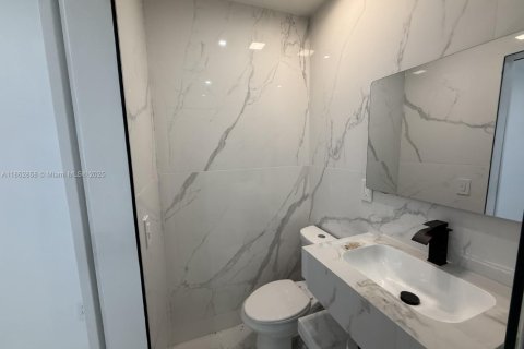 Casa en alquiler en Miami, Florida, 4 dormitorios, 106.37 m2 № 2022909 - foto 24