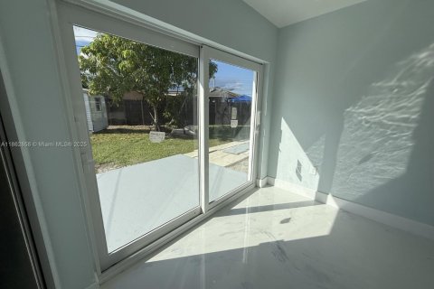 Casa en alquiler en Miami, Florida, 4 dormitorios, 106.37 m2 № 2022909 - foto 20