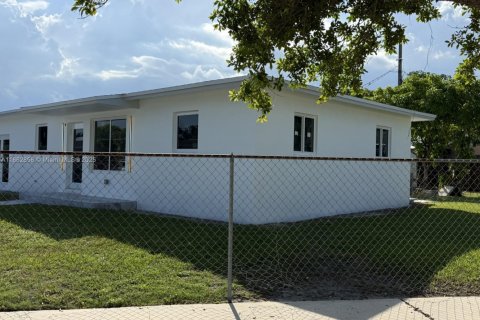 Casa en Miami, Florida 4 dormitorios, 106.37 m2 № 2022909