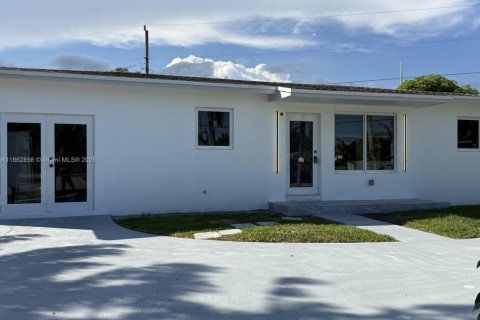 Casa en alquiler en Miami, Florida, 4 dormitorios, 106.37 m2 № 2022909 - foto 6