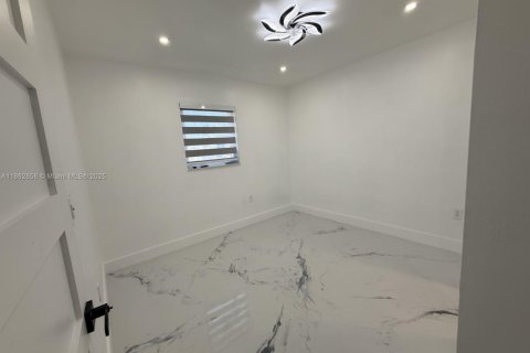 Casa en alquiler en Miami, Florida, 4 dormitorios, 106.37 m2 № 2022909 - foto 11