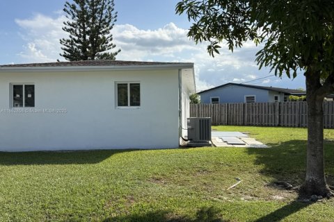 Casa en alquiler en Miami, Florida, 4 dormitorios, 106.37 m2 № 2022909 - foto 2