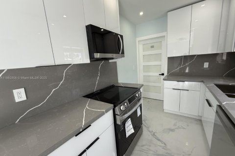 Casa en alquiler en Miami, Florida, 4 dormitorios, 106.37 m2 № 2022909 - foto 10