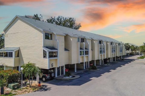Townhouse in Tarpon Springs, Florida 2 bedrooms, 108.7 sq.m. № 1588673 - photo 1