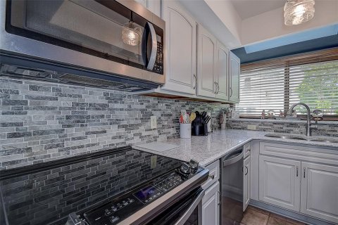Townhouse in Tarpon Springs, Florida 2 bedrooms, 108.7 sq.m. № 1588673 - photo 14