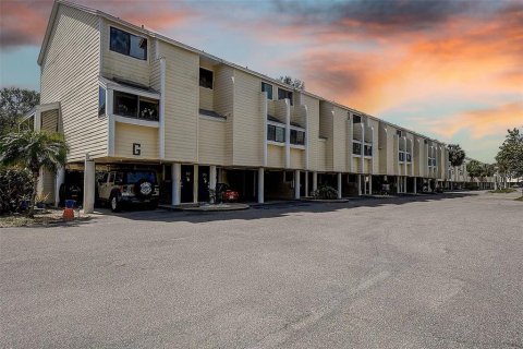 Townhouse in Tarpon Springs, Florida 2 bedrooms, 108.7 sq.m. № 1588673 - photo 5