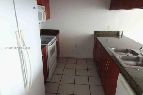 Condo in Miami, Florida, 1 bedroom  № 2044799 - photo 4