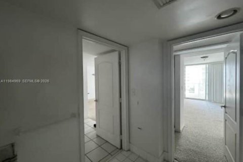 Condo in Miami, Florida, 1 bedroom  № 2044799 - photo 8