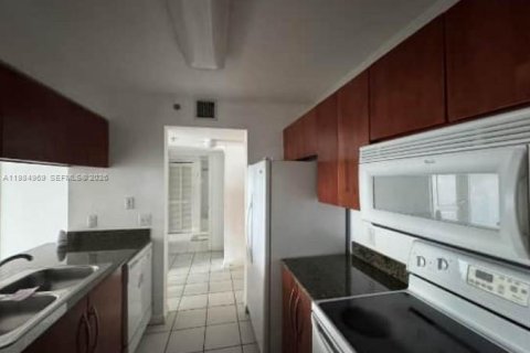 Condo in Miami, Florida, 1 bedroom  № 2044799 - photo 7