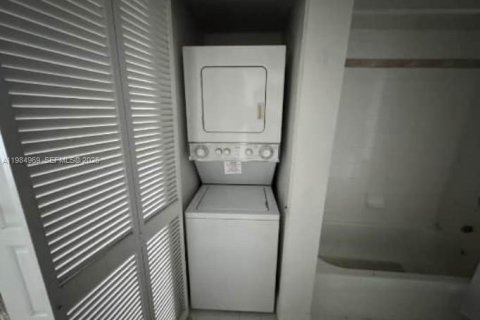 Condo in Miami, Florida, 1 bedroom  № 2044799 - photo 9