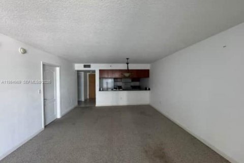 Condo in Miami, Florida, 1 bedroom  № 2044799 - photo 3