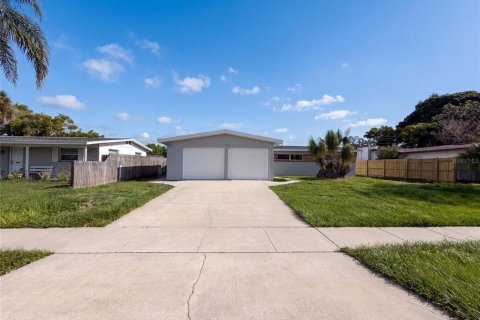 House in Merrit Island, Florida 3 bedrooms, 140.47 sq.m. № 2306151