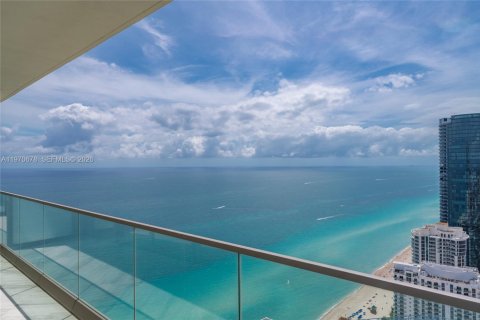 Condo in Sunny Isles Beach, Florida, 2 bedrooms № 2090539 - photo 11