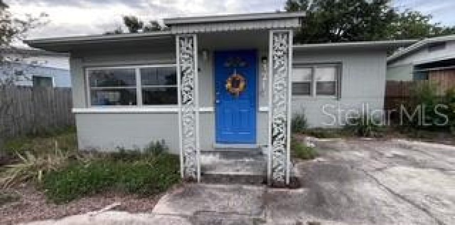 House in Saint Petersburg, Florida 3 bedrooms, 181.16 sq.m. № 2222813