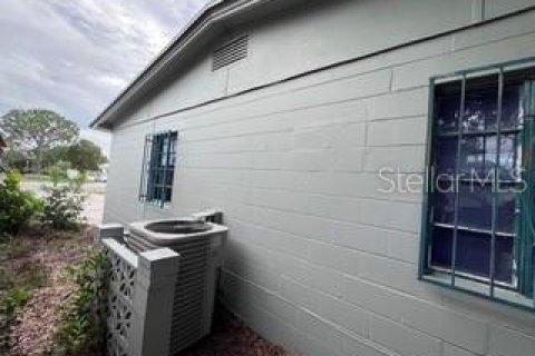 House in Saint Petersburg, Florida 3 bedrooms, 181.16 sq.m. № 2222813 - photo 2