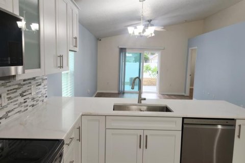 Villa ou maison à louer à Port Richey, Floride: 3 chambres, 118.73 m2 № 2410644 - photo 6