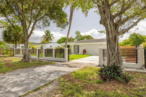 Villa ou maison à vendre à North Miami, Floride: 2 chambres, 110.55 m2 № 1930266 - photo 1