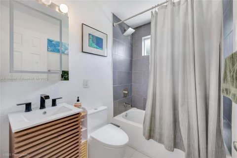 Villa ou maison à vendre à North Miami, Floride: 2 chambres, 110.55 m2 № 1930266 - photo 18