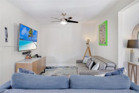Villa ou maison à vendre à North Miami, Floride: 2 chambres, 110.55 m2 № 1930266 - photo 11