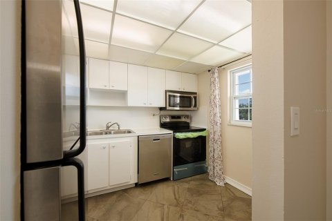 Condo in Saint Petersburg, Florida, 2 bedrooms  № 1755204 - photo 9
