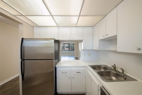 Condo in Saint Petersburg, Florida, 2 bedrooms  № 1755204 - photo 11