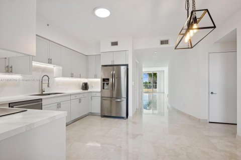 Condo in Key Biscayne, Florida, 2 bedrooms  № 1971275 - photo 1