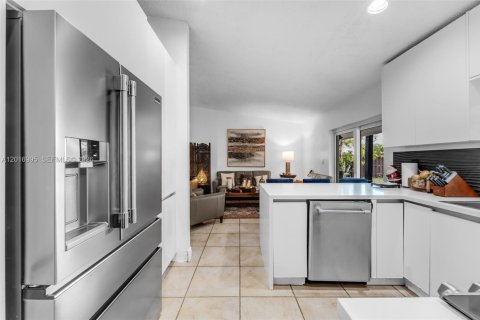 Villa ou maison à vendre à Miami, Floride: 4 chambres, 164.99 m2 № 2086891 - photo 14