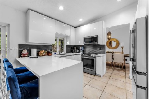 Villa ou maison à vendre à Miami, Floride: 4 chambres, 164.99 m2 № 2086891 - photo 12
