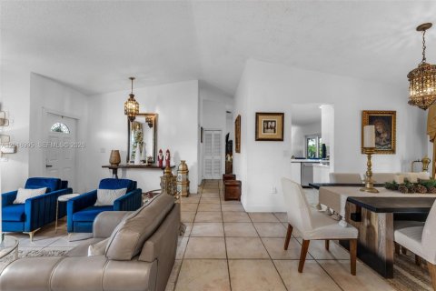 Villa ou maison à vendre à Miami, Floride: 4 chambres, 164.99 m2 № 2086891 - photo 9