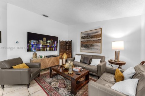 Villa ou maison à vendre à Miami, Floride: 4 chambres, 164.99 m2 № 2086891 - photo 10