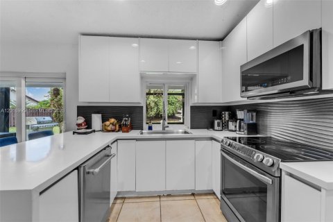 Villa ou maison à vendre à Miami, Floride: 4 chambres, 164.99 m2 № 2086891 - photo 13