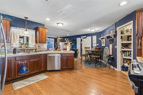 House in Zephyrhills, Florida 4 bedrooms, 205.04 sq.m. № 2217996 - photo 13